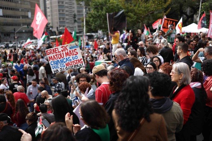 Ato Basta de Genocídio na Palestina, organizado pela Frente Palestina São Paulo com apoio de movimentos sociais e parlamentares. Manifestantes pedem o fim do genocídio em Gaza e ruptura total de relações do Brasil com o Estado de Israel. Concentração na Praça Roosevelt, início do trajeto na rua da Consolação. - (crédito: IAN MAENFELD/ESTADÃO CONTEÚDO) Ato Basta de Genocídio na Palestina, organizado pela Frente Palestina São Paulo com apoio de movimentos sociais e parlamentares. Manifestantes pedem o fim do genocídio em Gaza e ruptura total de relações do Brasil com o Estado de Israel. Concentração na Praça Roosevelt, início do trajeto na rua da Consolação. - (crédito: IAN MAENFELD/ESTADÃO CONTEÚDO)