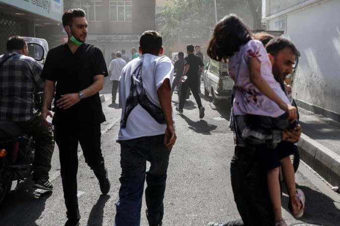 Pessoas fizeram fila em carros em Teerã para abastecer neste domingo (15/6) - (crédito: EPA-EFE) Pessoas fizeram fila em carros em Teerã para abastecer neste domingo (15/6) - (crédito: EPA-EFE)