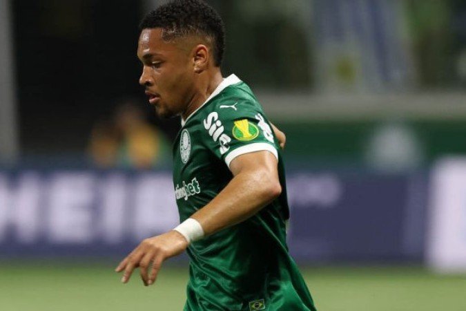 VITOR ROQUE – Tentou se movimentar e atuar como garçom, abrindo espaços para quem vinha de trás. Com isso, acabou tendo poucas oportunidades de finalização. Mas fica a sensação de que poderia mostrar bem mais. Saiu para a vaga de Flaco Nota: 5,5 Foto: Cesar Greco/Palmeiras