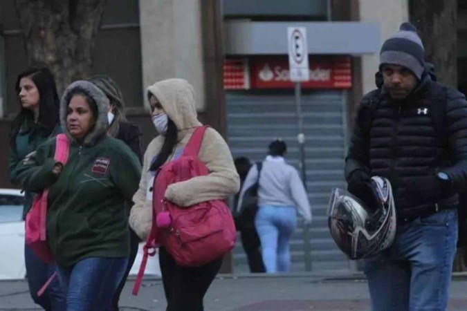 Na capital, os cidadãos tentam se proteger das manhãs geladas com gorros e casacos pesados - (crédito: Jair Amaral/EM/D.A Press) Na capital, os cidadãos tentam se proteger das manhãs geladas com gorros e casacos pesados - (crédito: Jair Amaral/EM/D.A Press)
