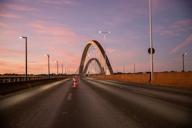 Livro parte do questionamento de o patrimônio da capital se resumir aos monumentos presentes nos cartões-postais - (crédito: Mariana Campos/CB/D.A Press) Livro parte do questionamento de o patrimônio da capital se resumir aos monumentos presentes nos cartões-postais - (crédito: Mariana Campos/CB/D.A Press)