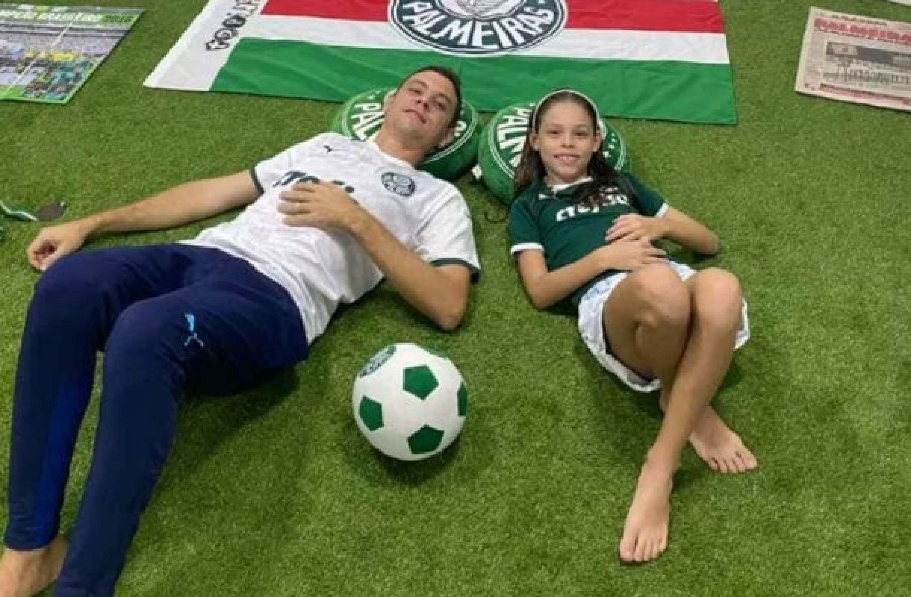 Palmeiras no lar e na família: torcedor replica vestiário em casa e dá nome do clube à filha