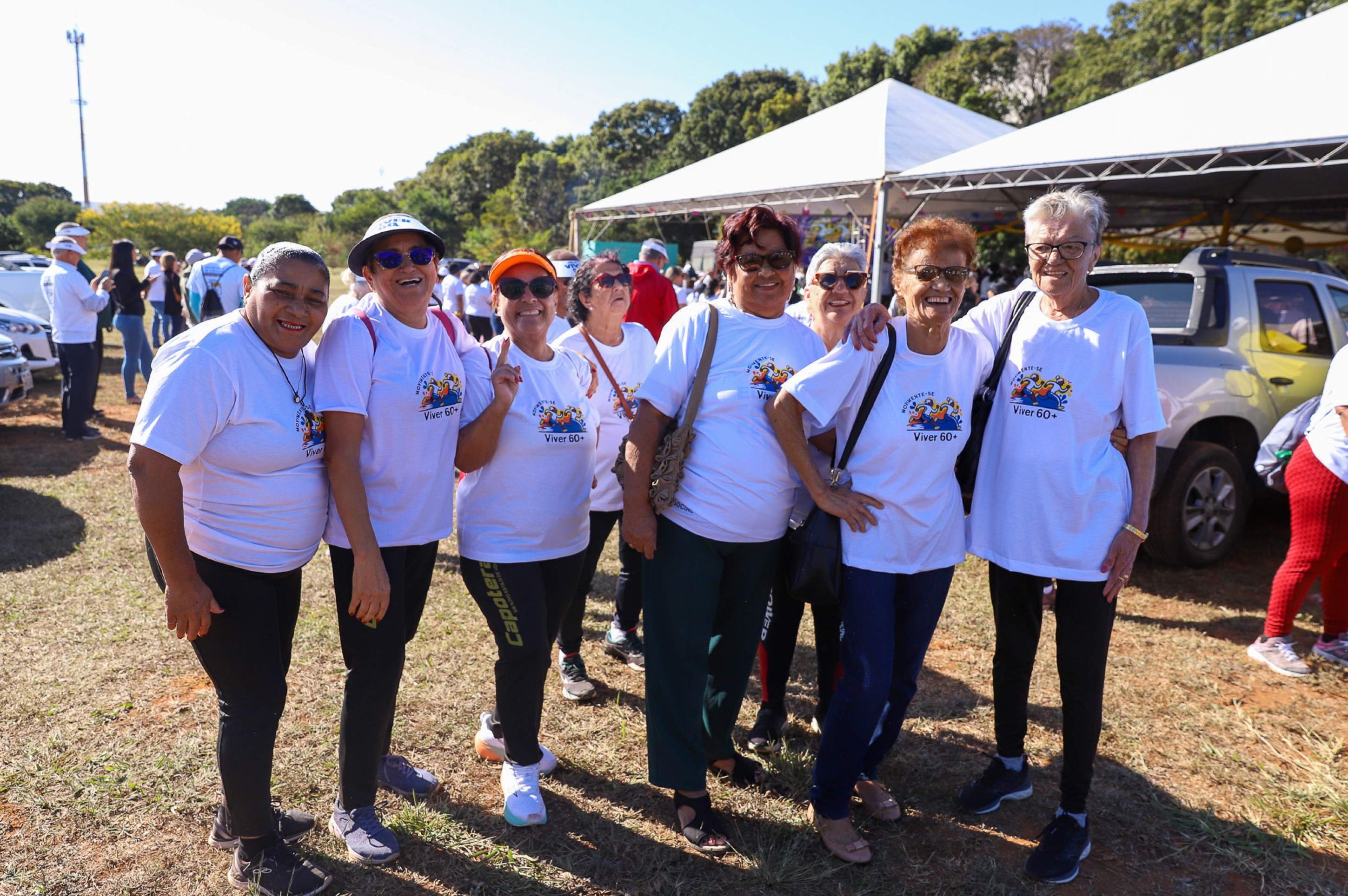 Josefa Correia (última à direita) acompanhada das amigas Conceição do Carmo, 81, Lucy Duarte,75, Heloísa Nunes, 79, Maria da Conceição Boaventura, 76, Maria José dos Santos, 68, Maria Hilda de Jesus, 84