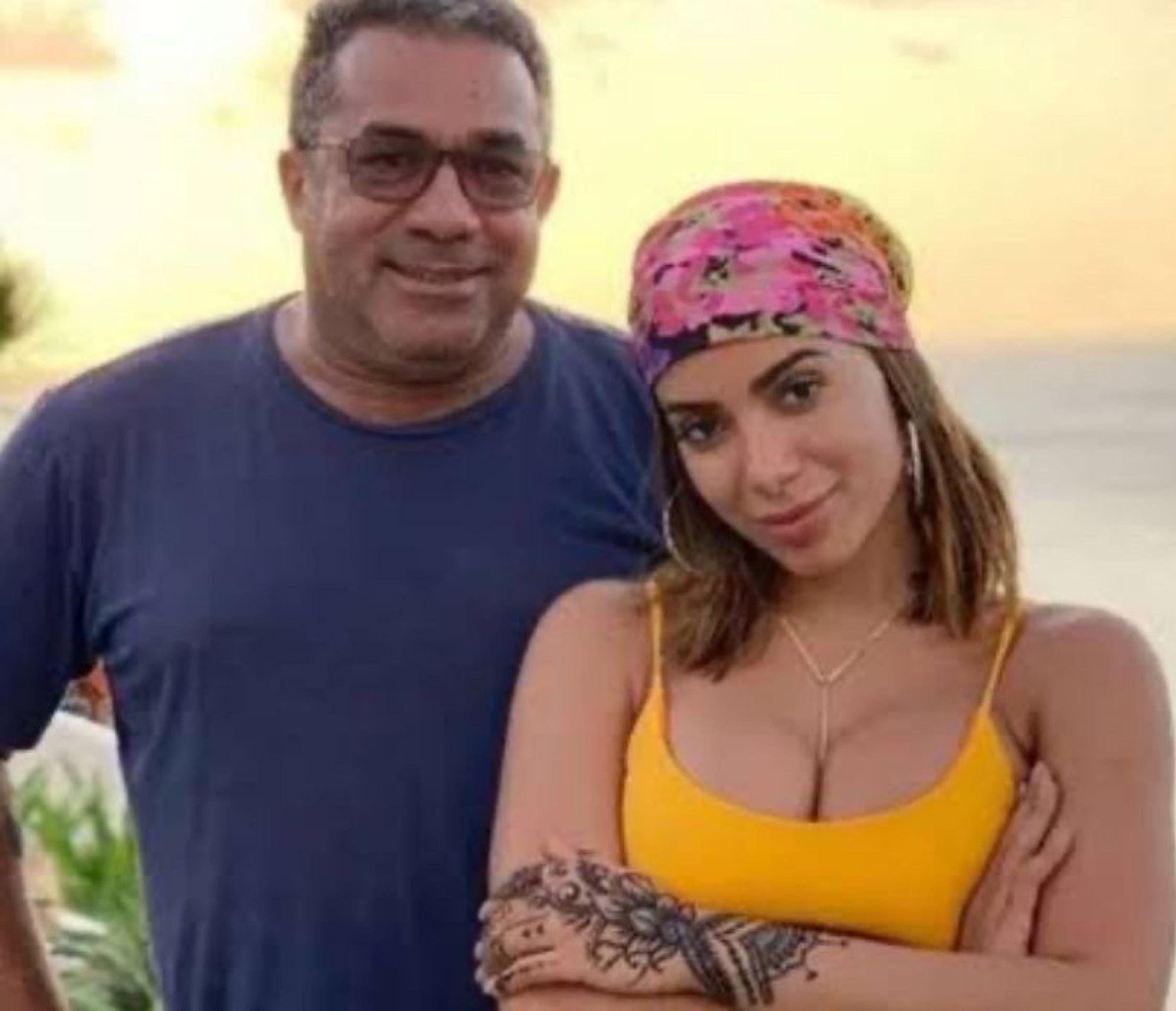 Mesmo com filha milionária, pai de Anitta continua trabalhando em comércio