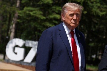 O presidente dos EUA, Donald Trump, fala com repórteres com o primeiro-ministro britânico durante a Cúpula do Grupo dos Sete (G7) -  (crédito: Suzanne Plunkett / POOL / AFP)
