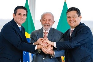 Governo e Congresso tentam convergência para aprovar pautas impopulares de arrecadação; na foto, o presidente da Câmara, Hugo Motta (esq.); o presidente Lula (meio); e o presidente do Senado, Davi Alcolumbre (dir.) -  (crédito:  Ricardo Stuckert/PR)