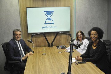 Pod Envelhecer com o oftalmologista Durval Moraes de Carvalho e as jornalistas Sibele Negromonte e Carmen Souza. -  (crédito: Minervino Júnior/CB/D.A.Press)