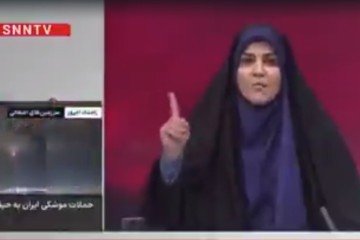 A apresentadora iraniana estava ao vivo, na emissora estatal IRIB, quando foi surpreendida pela explosão e deixou o local, enquanto escombros caíram do teto: Israel acusou a empresa de utilizar a sede para propósito militar