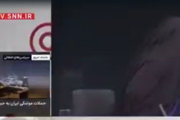 A apresentadora iraniana estava ao vivo, na emissora estatal IRIB, quando foi surpreendida pela explosão e deixou o local, enquanto escombros caíram do teto: Israel acusou empresa de usar sede para fins militares 