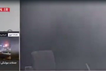 A apresentadora iraniana estava ao vivo, na emissora estatal IRIB, quando foi surpreendida pela explosão e deixou o local, enquanto escombros caíram do teto: Israel acusou empresa de usar sede para fins militares 