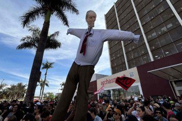 Manifestantes gritam 'A greve continua, Ibaneis a culpa é sua' -  (crédito: Leonardo Rodrigues/CB)