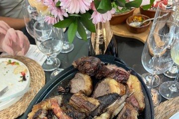 É possível agendar um almoço com degustação de vinho na vinícola Almadèn