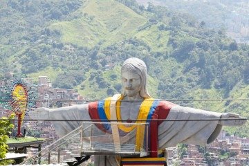 Importante ponto turístico, o Cristo con Poncho, como é chamada a estátua de 11m de altura, abençoa a cidade de 2,5 milhões de habitantes -  (crédito: Vagner Carvalho / Sesc DF)