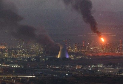 Smoke billows from a site in the city of Haifa on June 16, 2025, following a fresh barrage of Iranian missiles. Israel's military warned on June 16 of a new missile salvo incoming from Iran, as AFP journalists reported loud explosions in Jerusalem and fires outside the coastal city of Haifa. "A short while ago, the IDF identified missiles launched from Iran toward the territory of the State of Israel," the army posted on Telegram, using the acronym for its official name. (Photo by Ahmad GHARABLI / AFP)
- (crédito: AFP) Smoke billows from a site in the city of Haifa on June 16, 2025, following a fresh barrage of Iranian missiles. Israel's military warned on June 16 of a new missile salvo incoming from Iran, as AFP journalists reported loud explosions in Jerusalem and fires outside the coastal city of Haifa. "A short while ago, the IDF identified missiles launched from Iran toward the territory of the State of Israel," the army posted on Telegram, using the acronym for its official name. (Photo by Ahmad GHARABLI / AFP)
- (crédito: AFP)