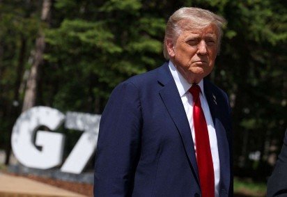 O presidente dos EUA, Donald Trump, fala com repórteres com o primeiro-ministro britânico durante a Cúpula do Grupo dos Sete (G7) -  (crédito: Suzanne Plunkett / POOL / AFP)