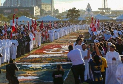 Os tapetes de Corpus Christi são uma tradição popular comum em várias cidades do Brasil - (crédito: DOUGLAS MAGNO/AFP via Getty Images)