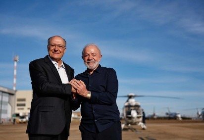 Lula e Alckimin durante partida do petista para o Canadá na Base Aérea de Brasília

 
 -  (crédito: Ricardo Stuckert/PR) -Lula e Alckimin durante partida do petista para o Canadá na Base Aérea de Brasília

 
 -  (crédito: Ricardo Stuckert/PR)