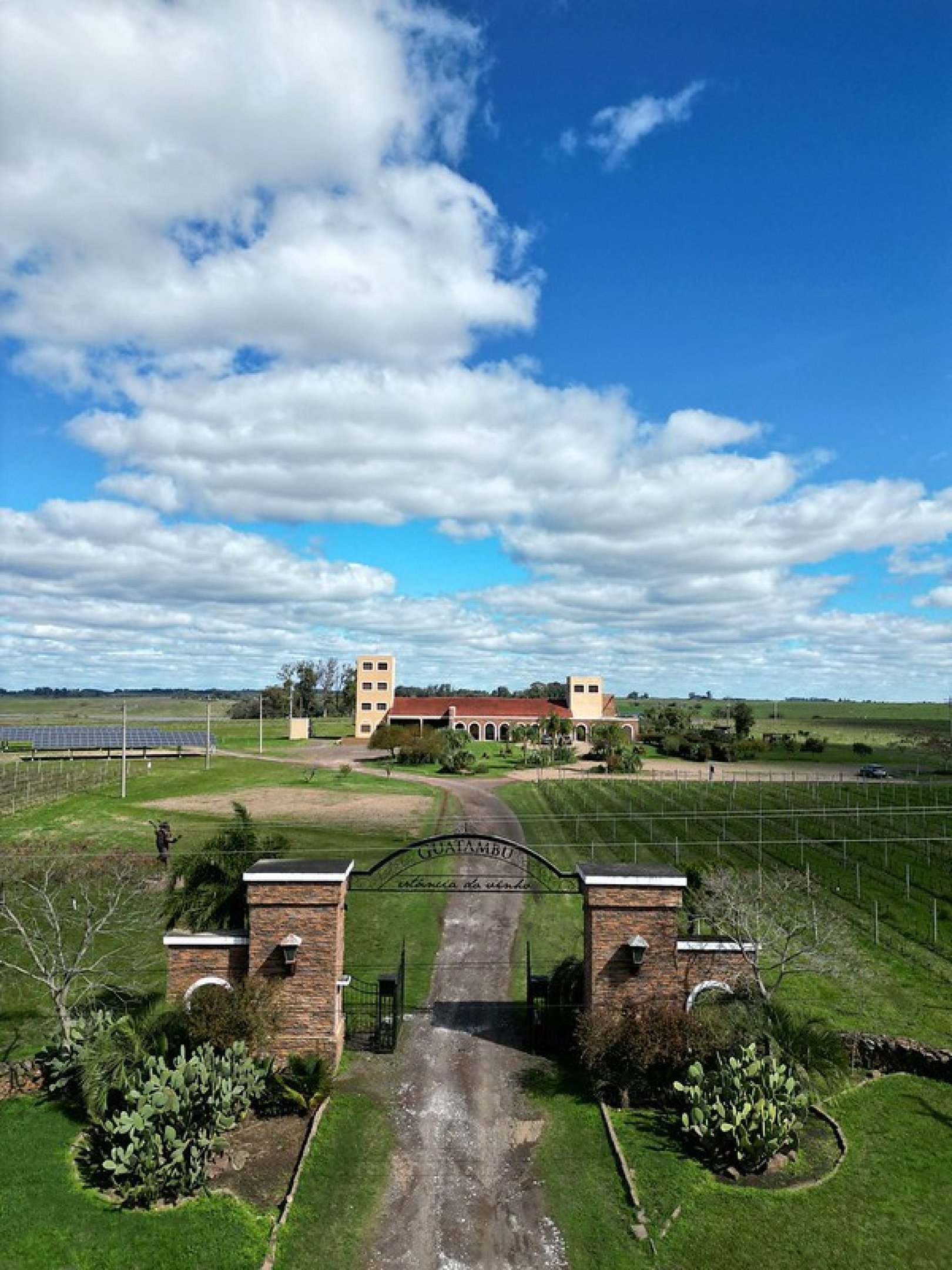 A vin&iacute;cola ocupa magn&iacute;fico pr&eacute;dio horizontal no padr&atilde;o espanhol, com salas voltadas para p&aacute;tios e jardins internos e uma vista da imensid&atilde;o do Pampa