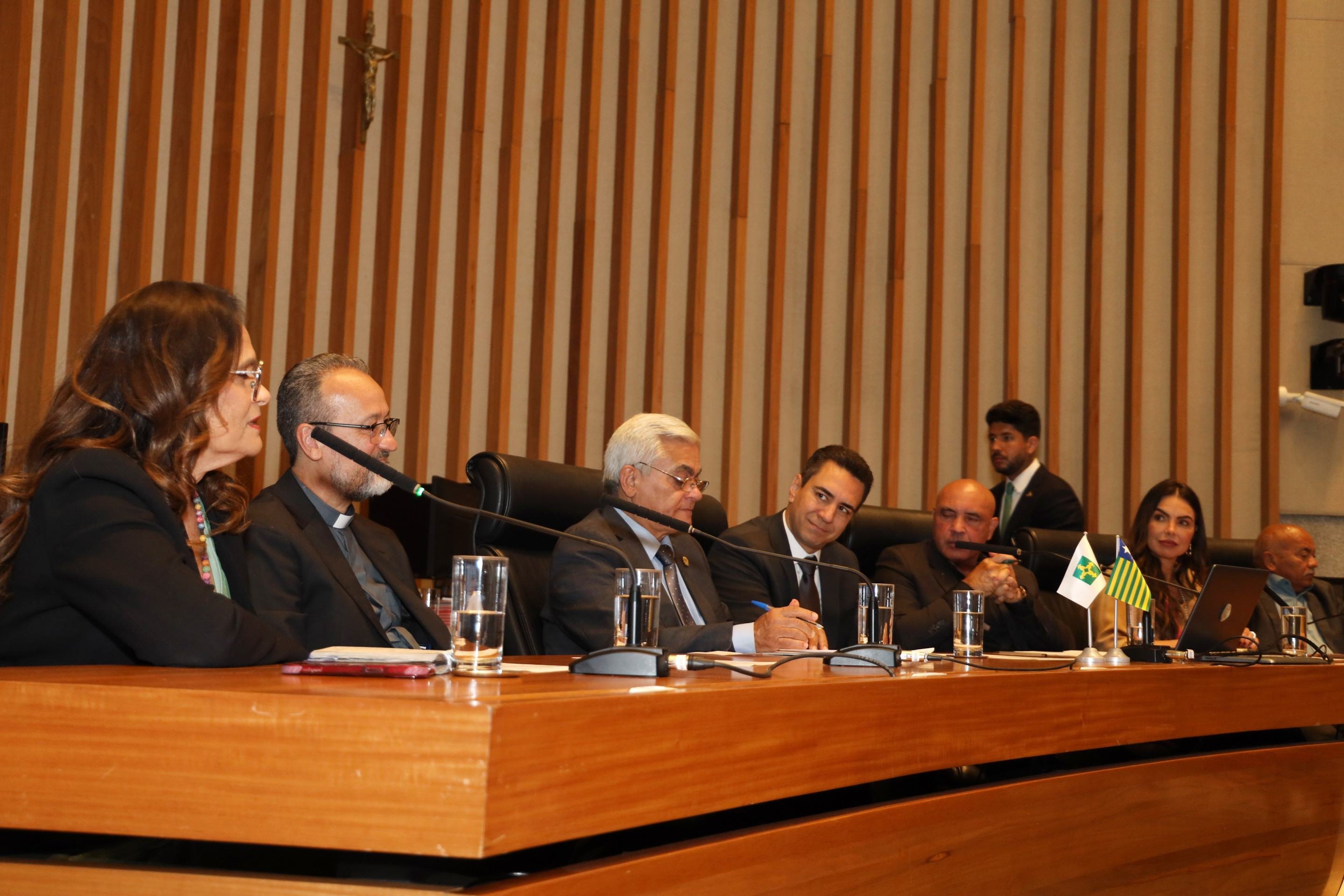 Momento da sessão de outorga de título de cidadão honorário de Brasília para o jornalista Diego Amorim