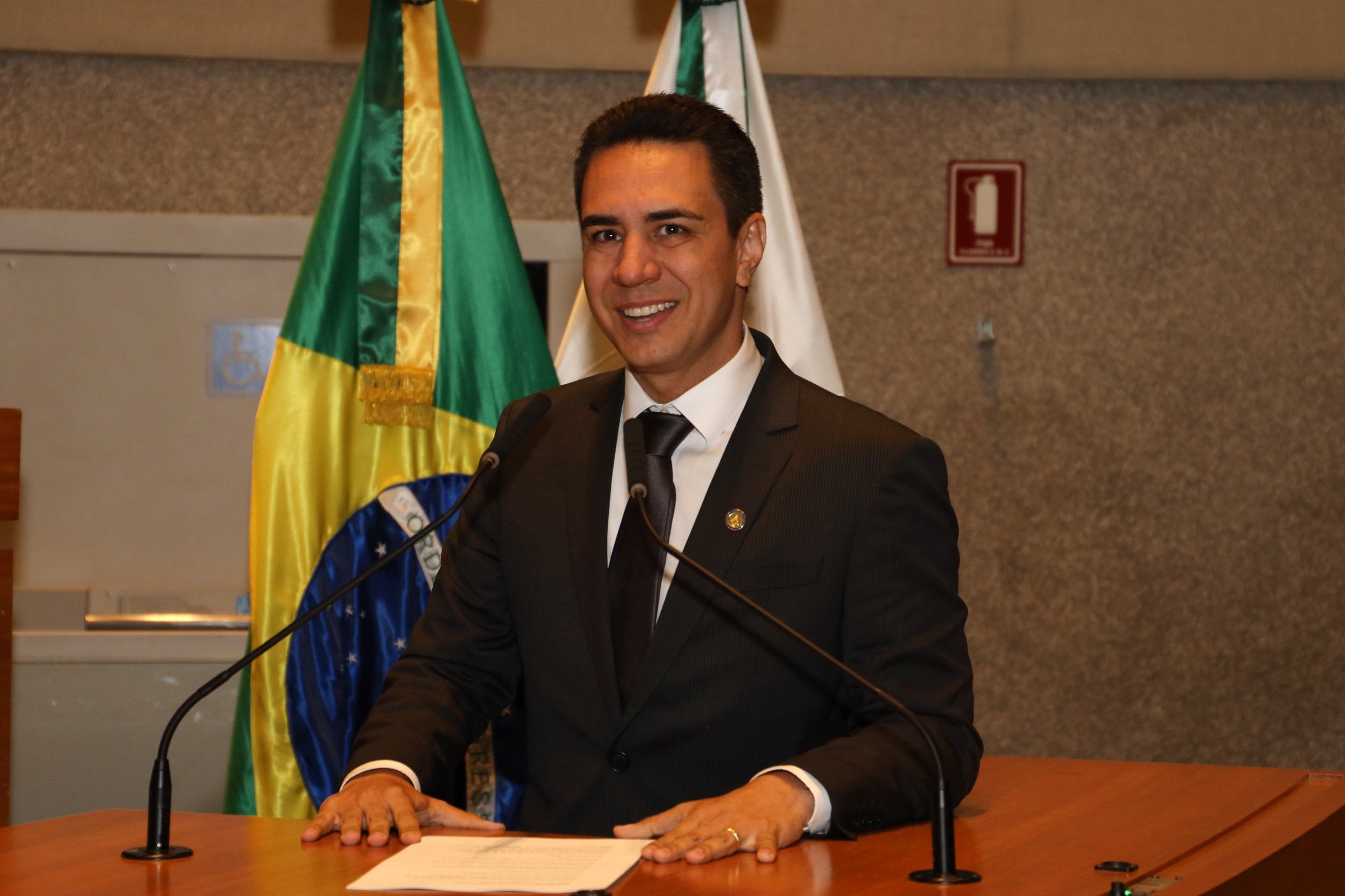 Momento da sessão de outorga de título de cidadão honorário de Brasília para o jornalista Diego Amorim