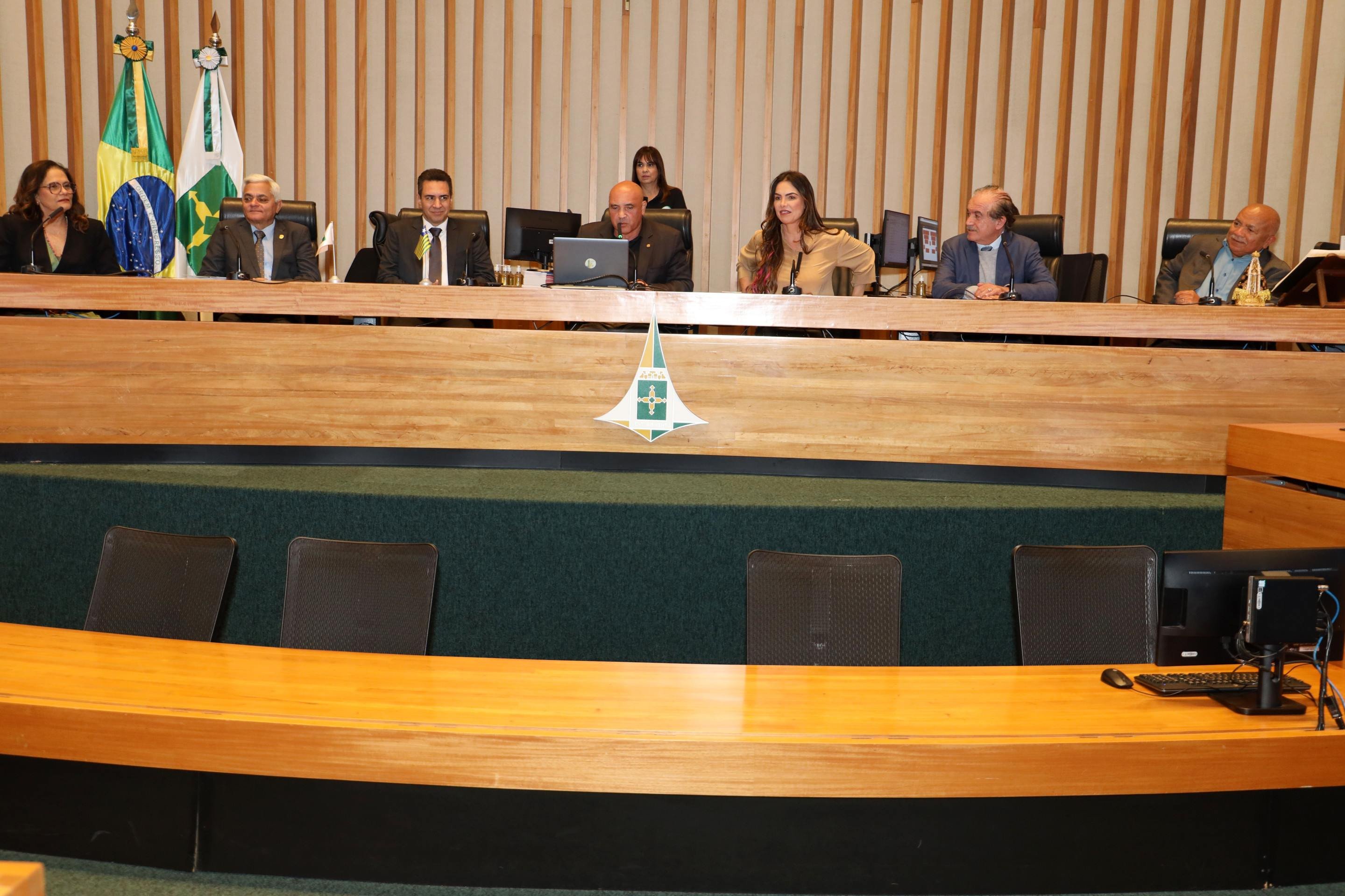 Momento da sessão de outorga de título de cidadão honorário de Brasília para o jornalista Diego Amorim