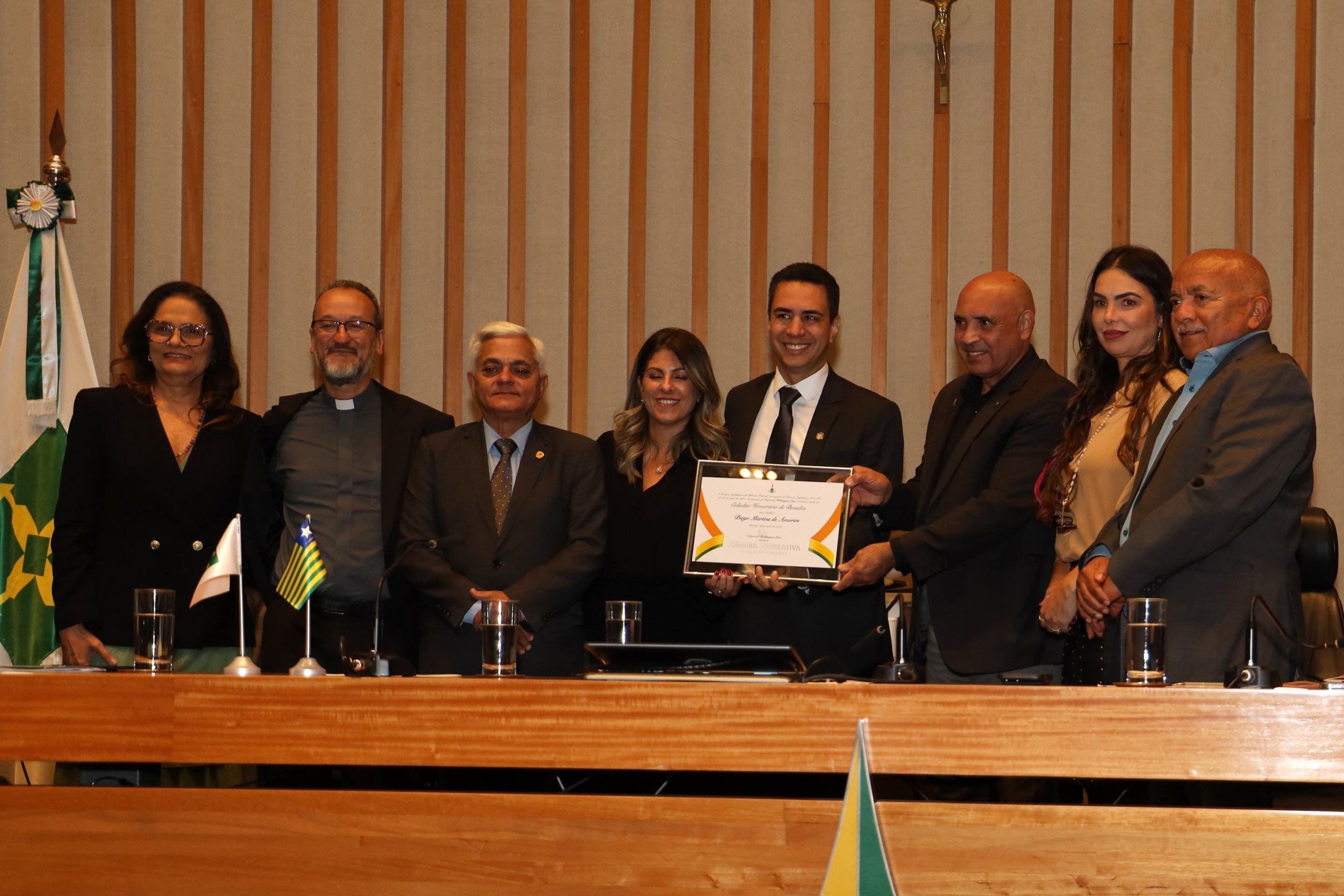 Momento da sessão de outorga de título de cidadão honorário de Brasília para o jornalista Diego Amorim