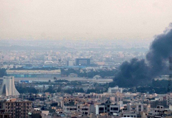 Ainda conforme o comunicado, ao mesmo tempo em que Israel atacava as bases do Irã, o governo iraniano disparou drones contra Israel e estes foram interceptados pelo sistema de defesa antiaéreo -  (crédito: Atta Kenare/AFP)