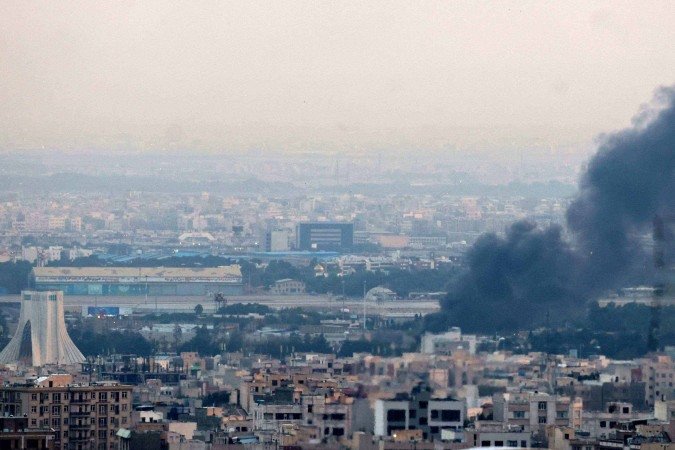 Ainda conforme o comunicado, ao mesmo tempo em que Israel atacava as bases do Irã, o governo iraniano disparou drones contra Israel e estes foram interceptados pelo sistema de defesa antiaéreo - (crédito: Atta Kenare/AFP) Ainda conforme o comunicado, ao mesmo tempo em que Israel atacava as bases do Irã, o governo iraniano disparou drones contra Israel e estes foram interceptados pelo sistema de defesa antiaéreo - (crédito: Atta Kenare/AFP)