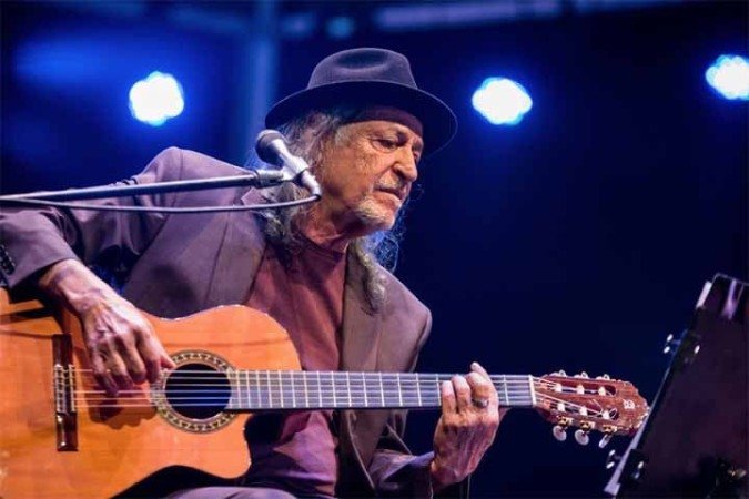 O cancioneiro de Alceu Valença é repleto de hits conhecidos nacionalmente. São de sua autoria, por exemplo, clássicos como “La Belle de Jour”, Tropicana”, “Anunciação”, “Girassol”, “Como Dois Animais” e a já citada “Coração Bobo”. Seu repertório carnavalesco é amplamente conhecido.
- (crédito: Reprodução do Instagram @alceuvalenca) O cancioneiro de Alceu Valença é repleto de hits conhecidos nacionalmente. São de sua autoria, por exemplo, clássicos como “La Belle de Jour”, Tropicana”, “Anunciação”, “Girassol”, “Como Dois Animais” e a já citada “Coração Bobo”. Seu repertório carnavalesco é amplamente conhecido.
- (crédito: Reprodução do Instagram @alceuvalenca)