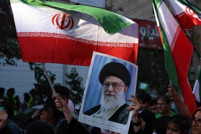 O aiatolá Khamenei está no centro da estrutura de poder no Irã - (crédito: Anadolu/Getty Images) O aiatolá Khamenei está no centro da estrutura de poder no Irã - (crédito: Anadolu/Getty Images)