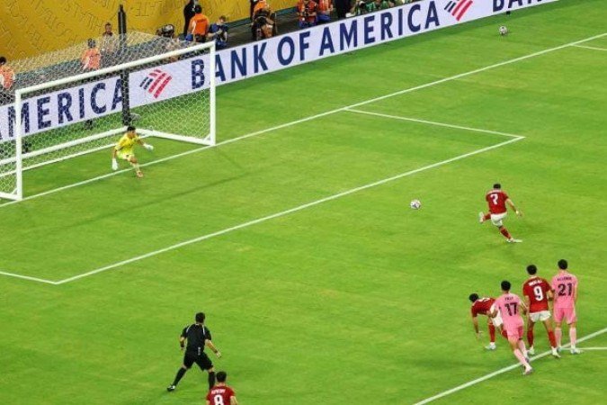 Momento do pênalti perdido por Trezeguet no empate sem gols diante do Inter Miami - (crédito: Foto: Sandra Montanez/Getty Images) Momento do pênalti perdido por Trezeguet no empate sem gols diante do Inter Miami - (crédito: Foto: Sandra Montanez/Getty Images)