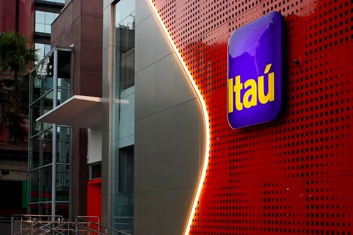 Apesar do crescimento de seu valor, o Itaú perdeu 11 posições, mas foi elogiado por suas inovações e "experiências móveis", principalmente entre os consumidores mais jovens. -  (crédito: divulgação)