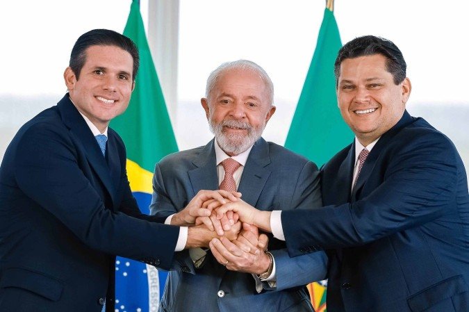Governo e Congresso tentam convergência para aprovar pautas impopulares de arrecadação; na foto, o presidente da Câmara, Hugo Motta (esq.); o presidente Lula (meio); e o presidente do Senado, Davi Alcolumbre (dir.) - (crédito: Ricardo Stuckert/PR) Governo e Congresso tentam convergência para aprovar pautas impopulares de arrecadação; na foto, o presidente da Câmara, Hugo Motta (esq.); o presidente Lula (meio); e o presidente do Senado, Davi Alcolumbre (dir.) - (crédito: Ricardo Stuckert/PR)