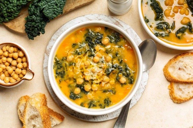 Sopa de grão-de-bico com couve e legumes (Imagem: OlgaBombologna | Shutterstock) - (crédito: EdiCase) Sopa de grão-de-bico com couve e legumes (Imagem: OlgaBombologna | Shutterstock) - (crédito: EdiCase)