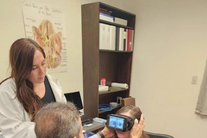 Aparelho sendo testado para de rastreamento ocular e detecção
de alterações - (crédito: Universidade Atlântica da Flórida) Aparelho sendo testado para de rastreamento ocular e detecção
de alterações - (crédito: Universidade Atlântica da Flórida)