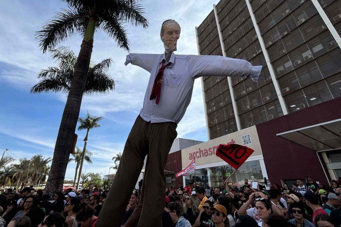 Professores em greve travam trânsito e são contidos com spray de pimenta Professores em greve travam trânsito e são contidos com spray de pimenta