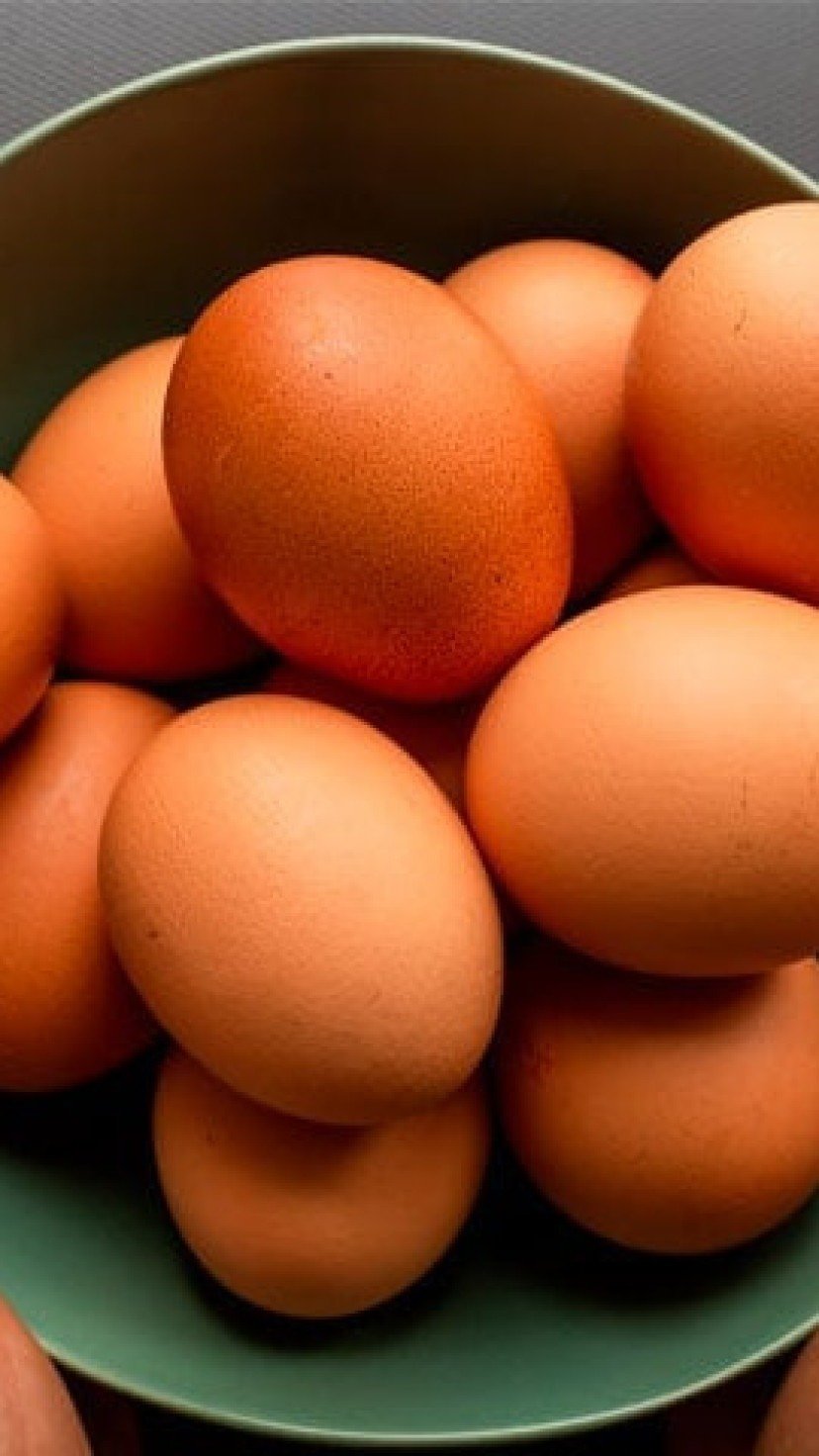 O ovo jumbo tem, no mínimo, 66 gramas, e pode ser de granja ou caipira. Ele possui bastante nutriente, vitaminas A, D, E e do complexo B; zinco; ferro; cálcio e selênio, fortalece ossos e dentes, combate a anemia e ajuda na perda de peso. - 