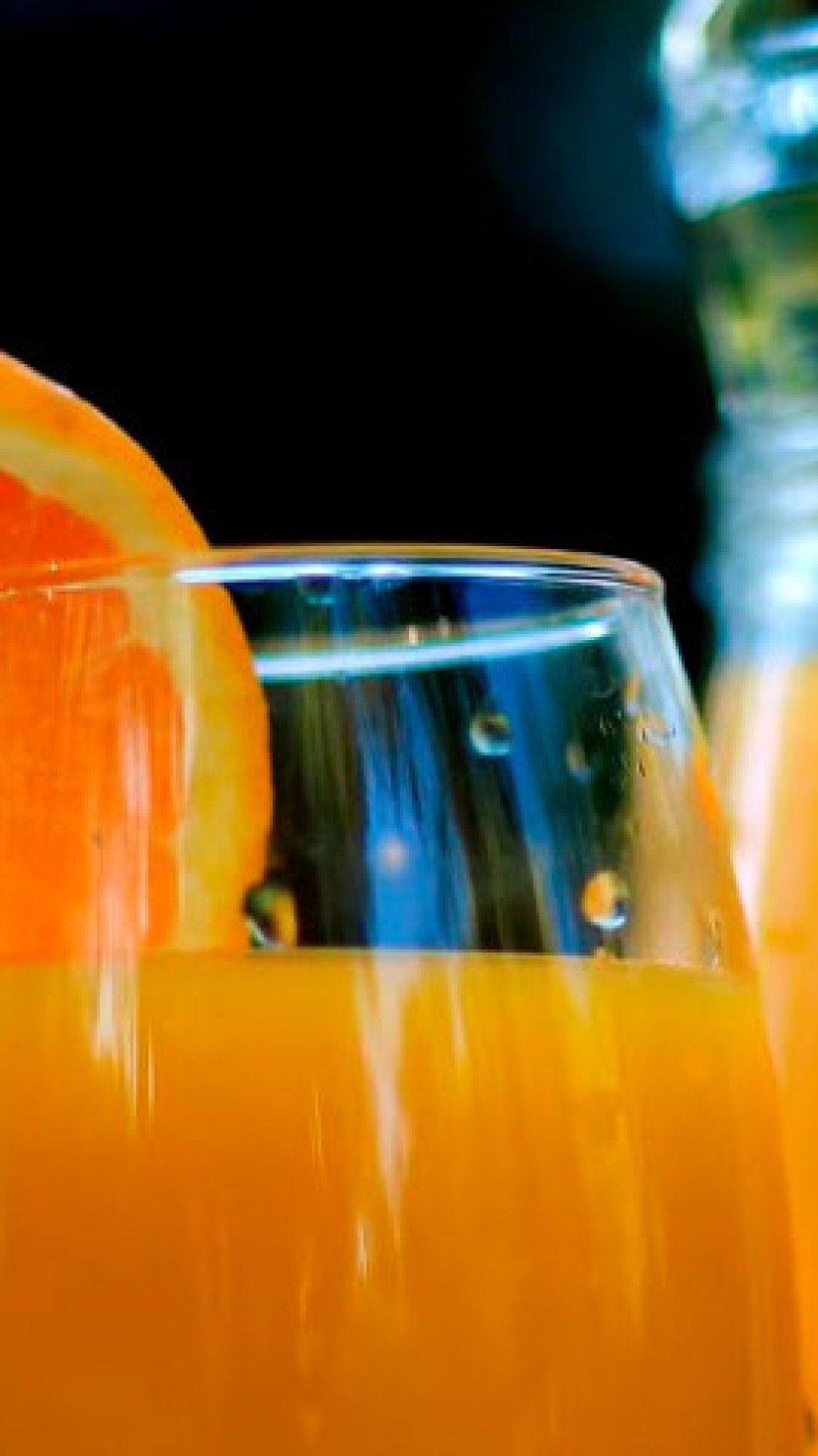 Em quarto lugar está o suco de laranja. Além de ser um dos mais hidratantes, a bebida é rica em vitamina C, antioxidante e rejuvenescedora. -  (crédito: Youtube/X Coisas)