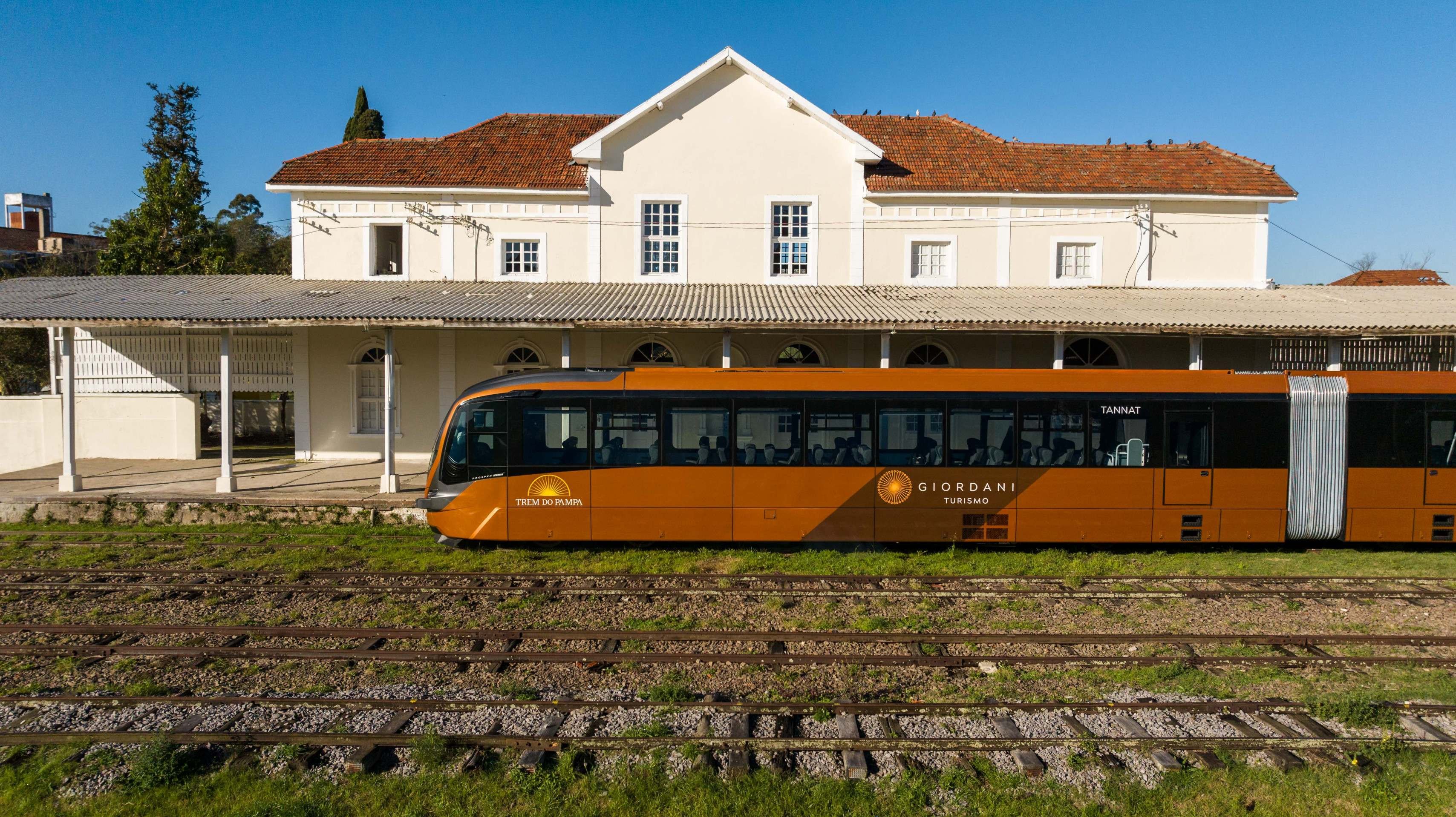 O trem do Pampa leva turistas por trilhos de vinho, cultura e tradição