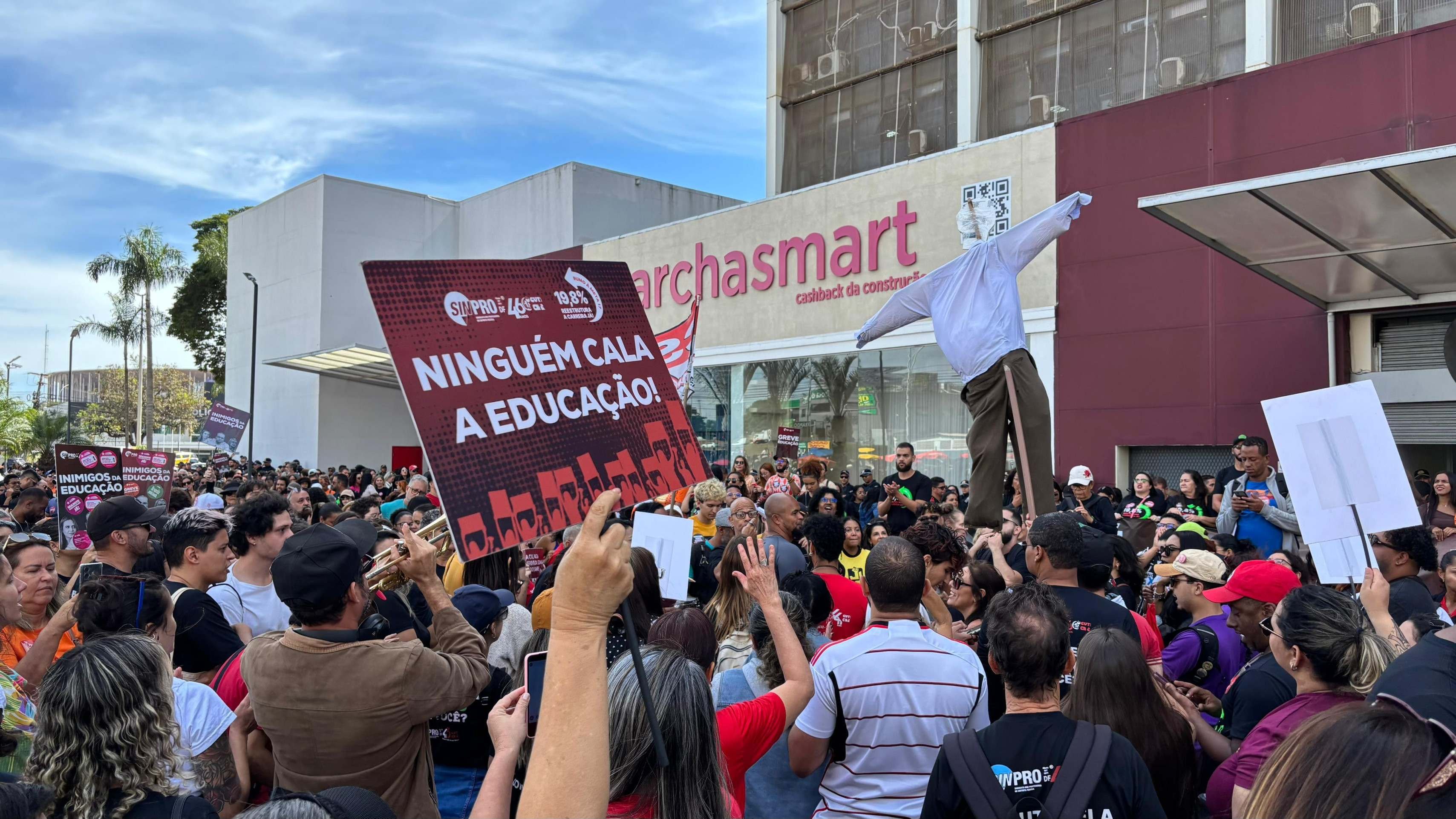 Professores da rede pública do DF decidem manter greve