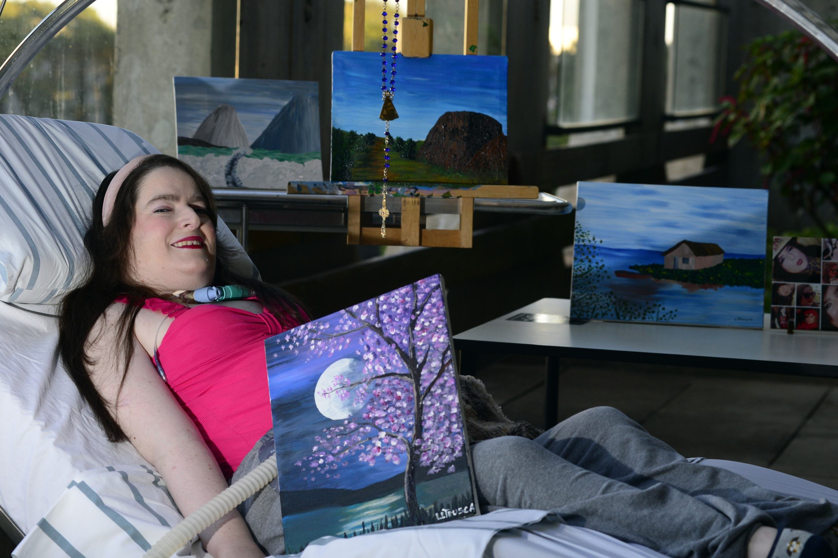 Tetraplégica, Letruska usa a boca para segurar pincéis e pintar quadros