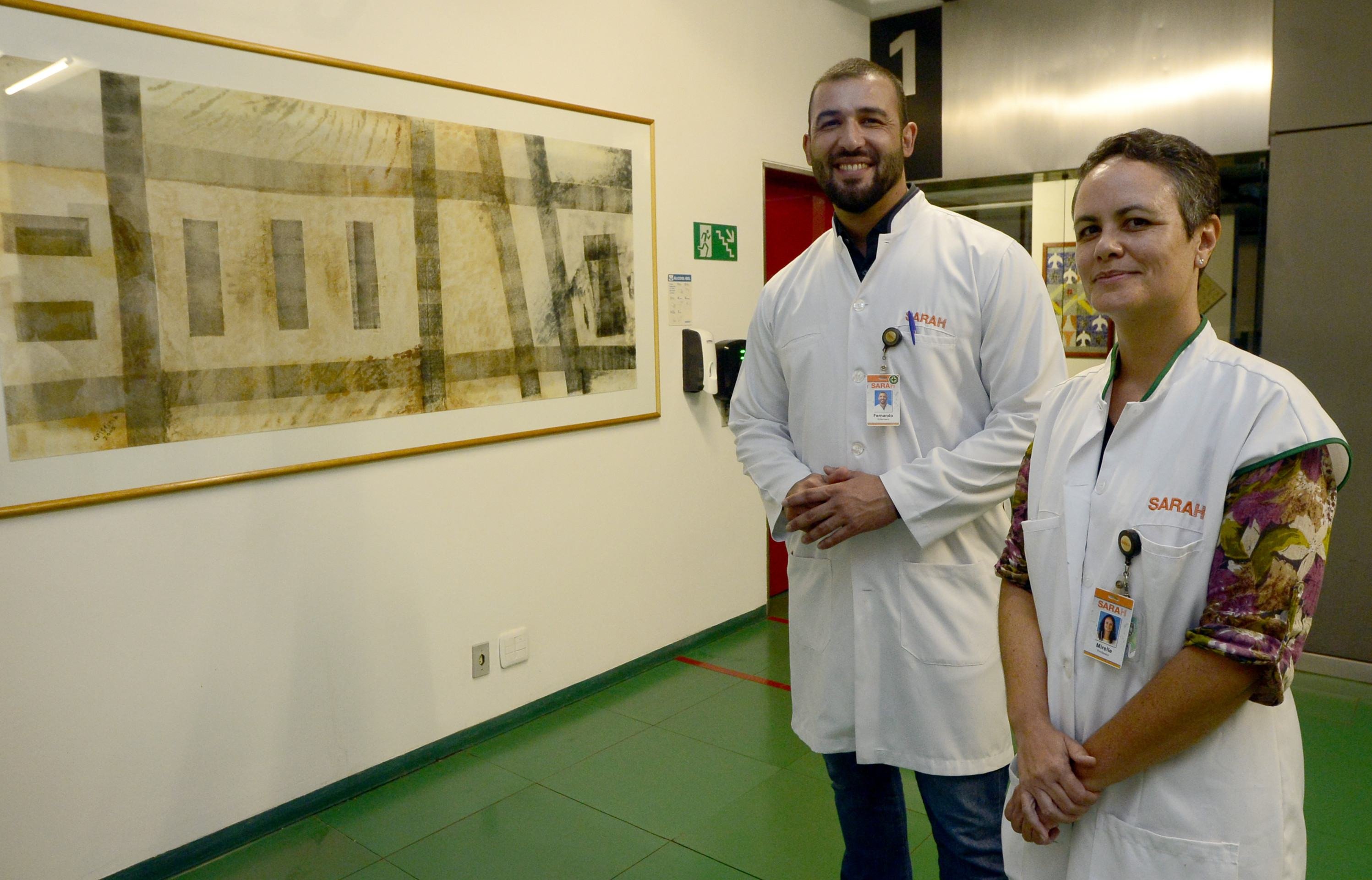  17/06/2025 Crédito: Marcelo Ferreira/CB/D.A Press. Brasil. Brasília - DF - Hospital Sarah, exposição da artista plástica Letruska. Fernando Scatolin Moraes (chefe da equipe de reabilitação do h. Sarah) com Mirelle Diana Verissimo ( professora de artes do H, Sarah)