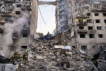 Prédio bombardeado na capital, um dos 27 pontos atingidos na cidade: 14 mortos e mais de 100 feridos - (crédito: AFP) Prédio bombardeado na capital, um dos 27 pontos atingidos na cidade: 14 mortos e mais de 100 feridos - (crédito: AFP)