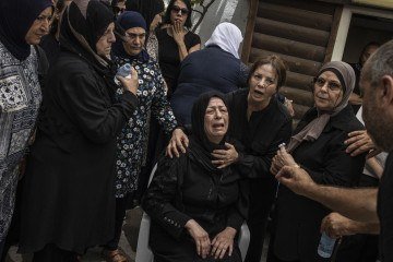 Mãe de vítima de míssil iraniano se desespera, na cidade de Tamra 