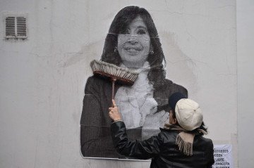 Manifestante fixa cartaz para a marcha pró ex-presidente
 -  (crédito: AFP)