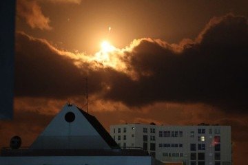 Rastros de foguetes são vistos no céu acima da cidade costeira israelense de Netanya em meio a uma nova enxurrada de ataques de mísseis iranianos em 17 de junho de 2025 -  (crédito: JACK GUEZ / AFP)