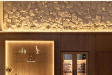 Se a proposta é sofisticação, veludos, couros e tecidos com tramas mais encorpadas trazem essa sensação de elegância