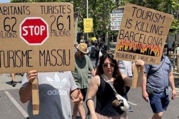 'O seu AirBnB era a minha casa', diz o cartaz em catalão -  (crédito: BBC)