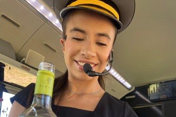 Dentro do trem há degustação 
de vinho e música típica ao vivo