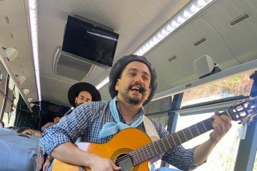 Dentro do trem há degustação de vinho e música típica ao vivo